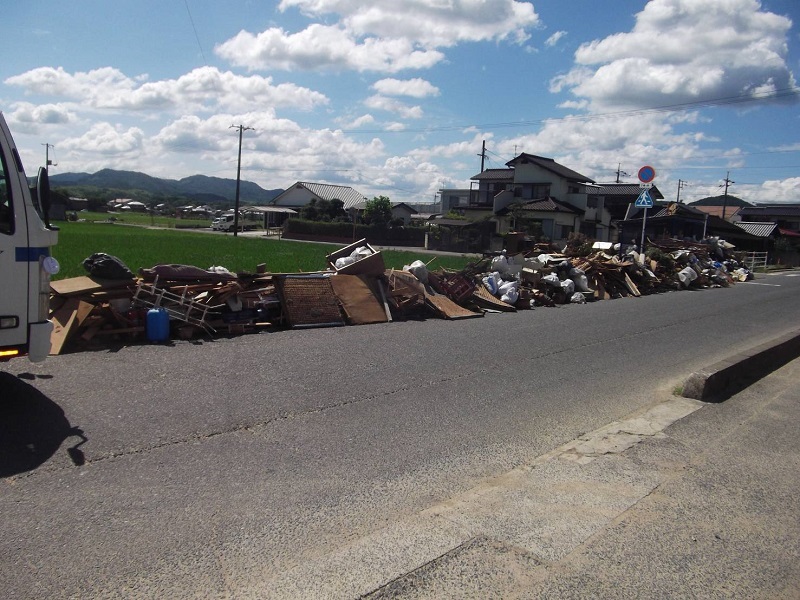 路肩にまとめられた廃棄物