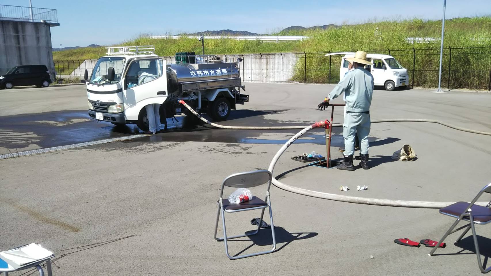 浄水場から給水車へ給水