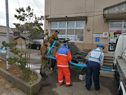 自衛隊のタンクへ給水