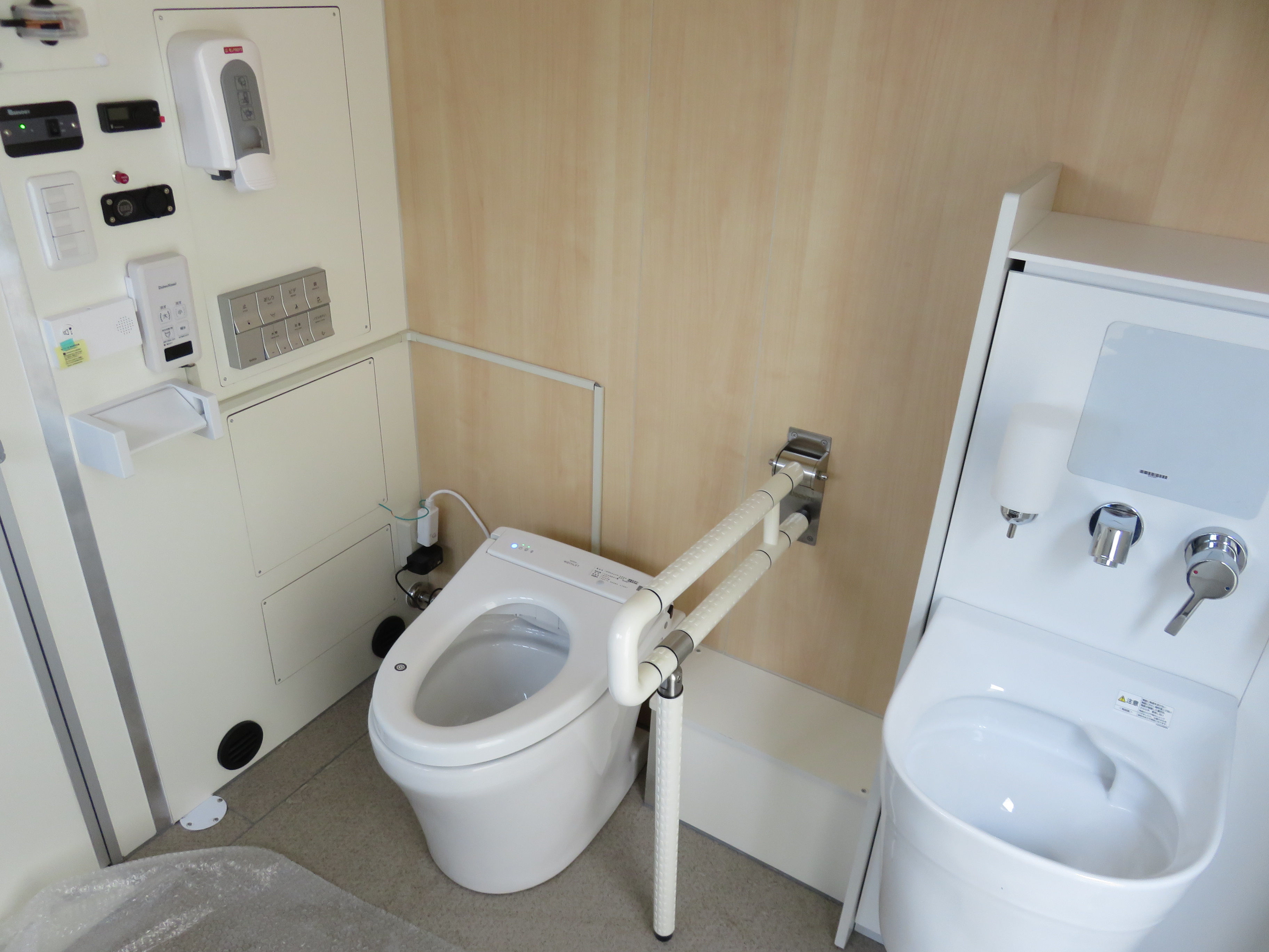 トイレトラック多機能トイレ
